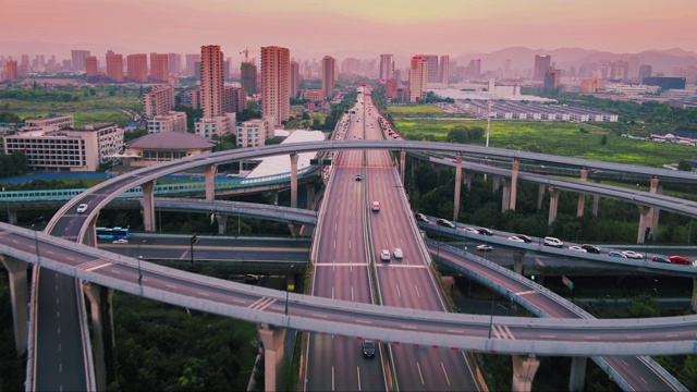 日落时繁忙路口鸟瞰图视频素材