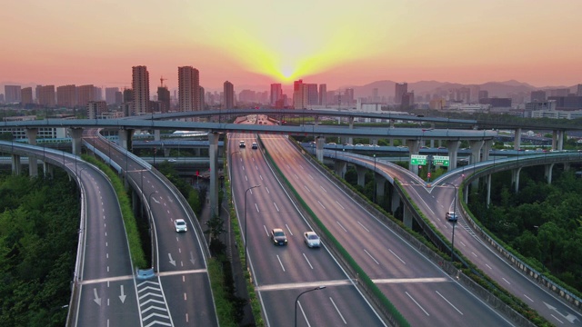 日落时繁忙路口鸟瞰图视频素材