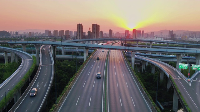 日落时繁忙路口鸟瞰图视频素材