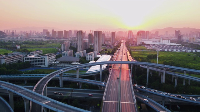 日落时繁忙路口鸟瞰图视频素材