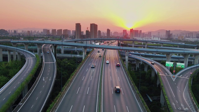 日落时繁忙路口鸟瞰图视频素材