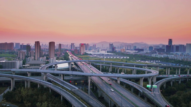 日落时繁忙路口鸟瞰图视频素材