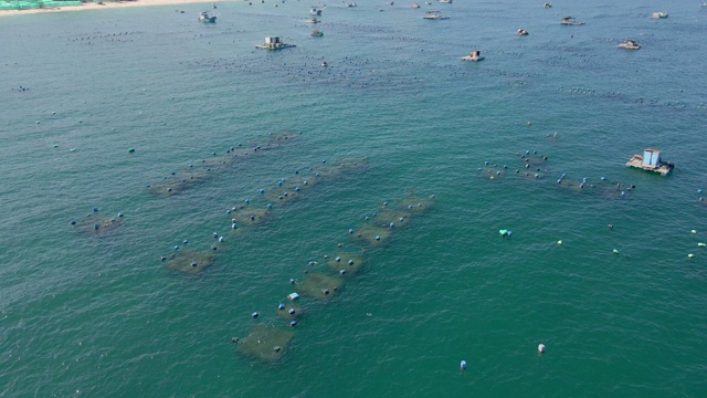 航拍热带公海上的大型海洋农场。海洋农业的概念视频素材