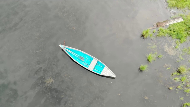 蓝色的旧木船在平静的海浪上摇摆。俯视图从无人机。视频素材