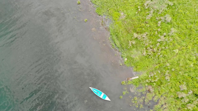 蓝色的旧木船在平静的海浪上摇摆。河上宁静的早晨。俯视图视频素材