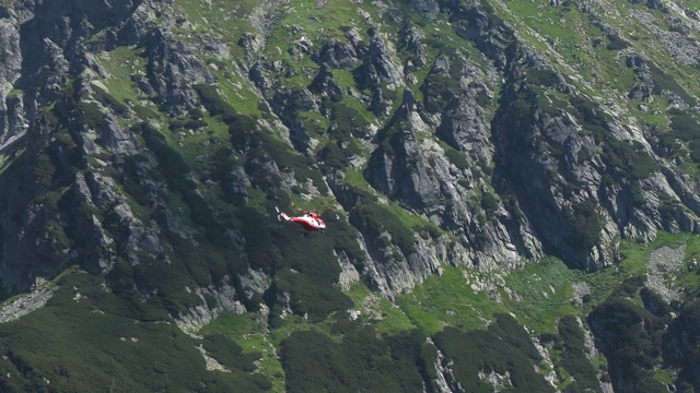 高山救援直升机在高山地区执行旅游救援任务视频素材