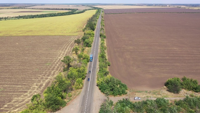 秋季农田间的高速公路。视频素材