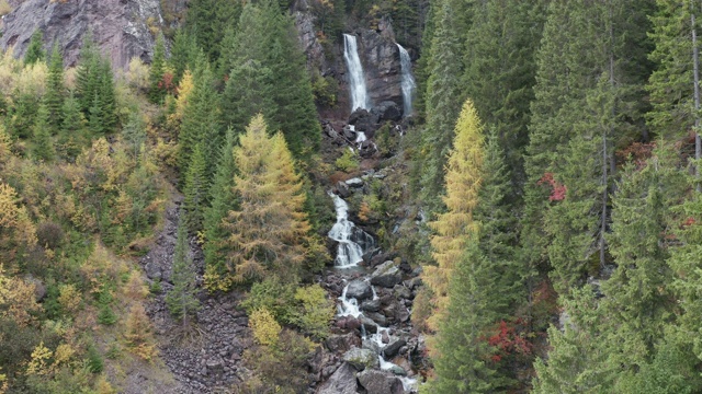 在意大利Dolomites的Cascata del Pissandolo周围秋天的颜色。视频下载