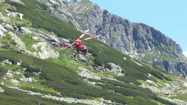 高山救援直升机在高山地区执行旅游救援任务视频素材