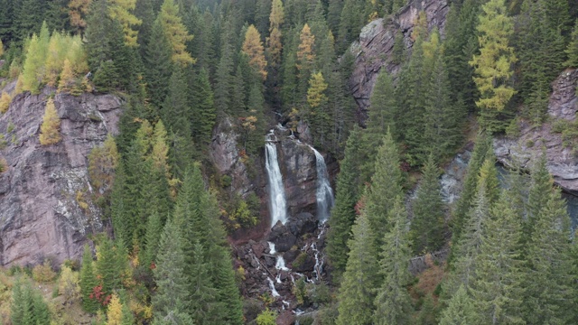 在意大利Dolomites的Cascata del Pissandolo周围秋天的颜色。视频下载