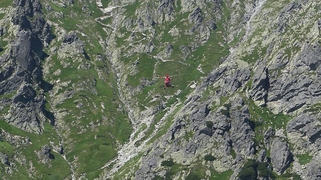 高山救援直升机在高山地区执行旅游救援任务视频素材