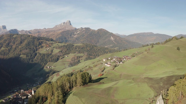 意大利Dolomites地区Lunz的Chiesa di Santa Barbara的航拍。视频素材