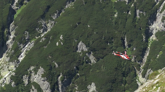 高山救援直升机在高山地区执行旅游救援任务视频素材