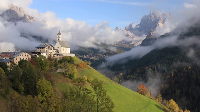 Chiesa di Colle Santa Lucia在Colle Santa Lucia村，意大利Dolomites，意大利。视频下载