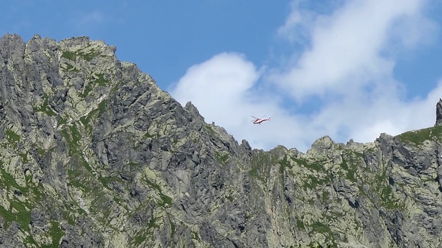 高山救援直升机在高山地区执行旅游救援任务视频素材