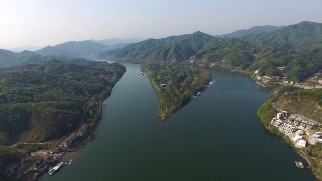 北江岗河上的纳米岛/淳川溪，江原道，韩国视频素材