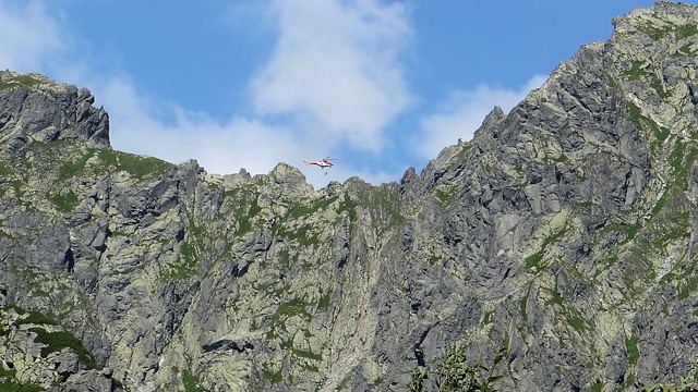 高山救援直升机在高山地区执行旅游救援任务视频素材