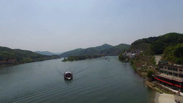 韩国江原道淳川溪北江江上的南水渡视频素材