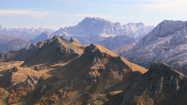 意大利北部帕索·波多伊(Passo Pordoi)上方崎岖的白云石山脉。视频素材