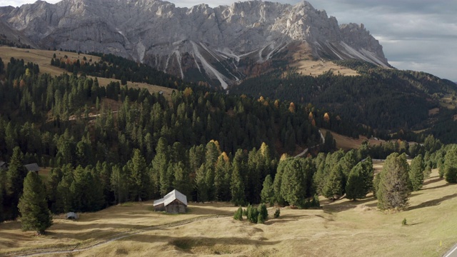 Dolomites地区Puez-Odle山脉的航拍图。视频素材