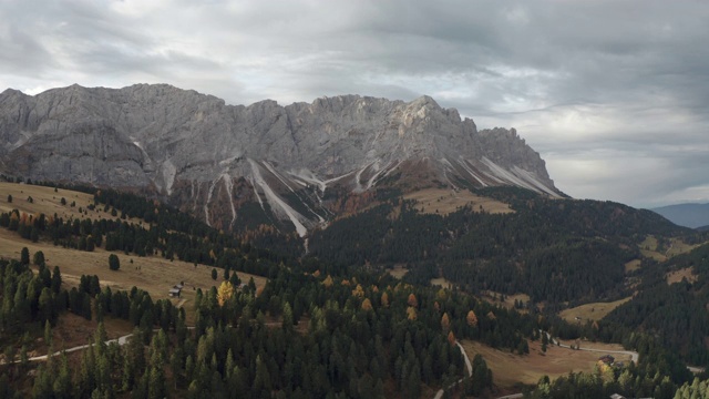 Dolomites地区Puez-Odle山脉的航拍图。视频素材