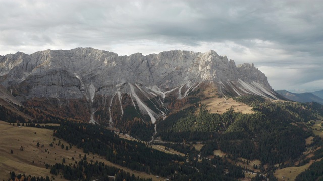 Dolomites地区Puez-Odle山脉的航拍图。视频素材