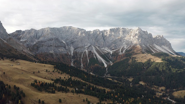 Dolomites地区Puez-Odle山脉的航拍图。视频素材