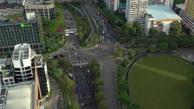 阳光明媚的日落新加坡市区交通街道十字路口航拍全景4k视频素材