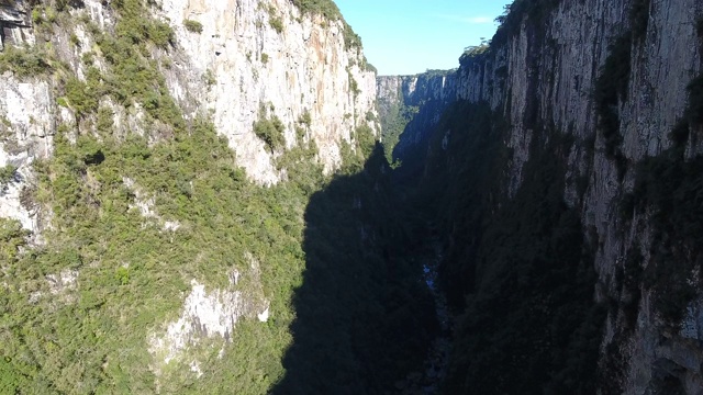 奇妙的峡谷在空中场景6。Itaimbezinho峡谷，南坎巴拉，巴西。视频素材