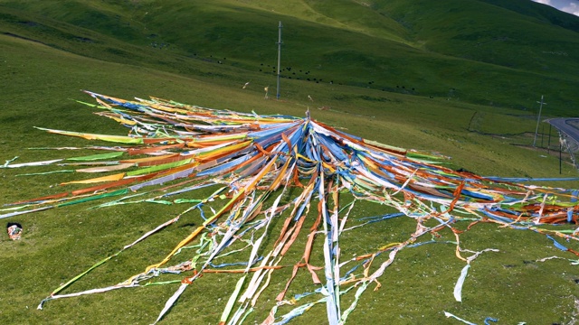 中国青海山上的彩旗鸟瞰图。视频素材