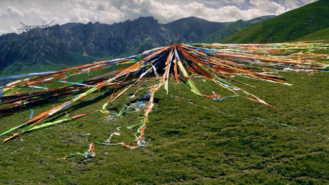 中国青海山上的彩旗鸟瞰图。视频素材