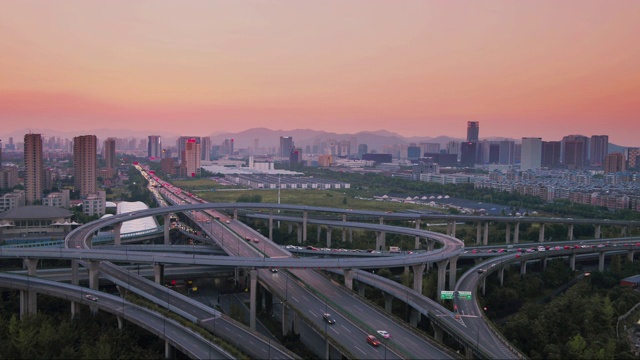 日落时繁忙路口鸟瞰图视频素材