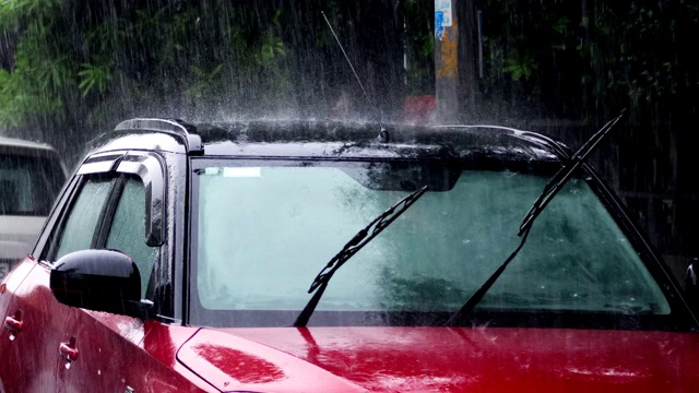 大雨打在车顶上视频素材