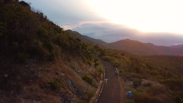 亚洲山区公路上日落时的空中风景。视频素材