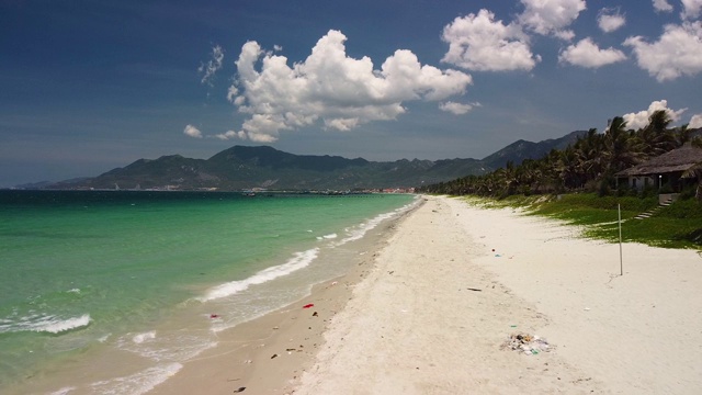 在夏季的一天，在亚洲的一个热带白沙海滩上飞行。视频素材