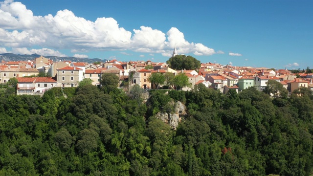 鸟瞰图的老城奥米萨雷伊在高岩石，Krk岛，Kvarner，克罗地亚视频素材