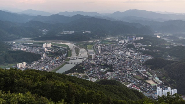 从Bongnaesan山/ yeongwo -gun，江原道，韩国，白天到晚上的市中心景观延时视频素材