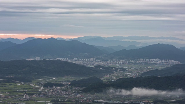 从韩国忠清北道的恩城县/忠州西看忠州市中心视频素材