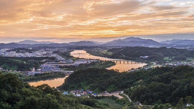 韩国忠清北道忠州西Geonji村的日落视频素材