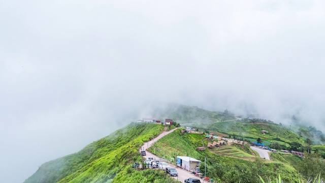 冬季热带森林，雾流过山脉，时间流逝视频视频素材