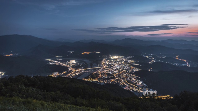 从Bongnaesan山/ yeongwo -gun，江原道，韩国，白天到晚上的市中心景观延时视频素材