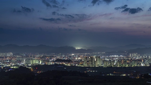 韩国忠清北道忠州/忠州西市区白天到晚上的延时摄影视频素材