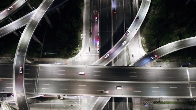 夜间繁忙路口鸟瞰图视频素材