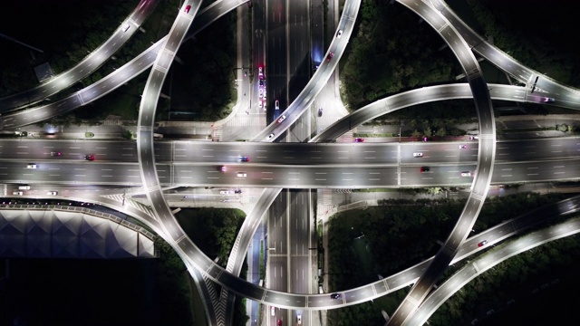 夜间繁忙路口鸟瞰图视频素材