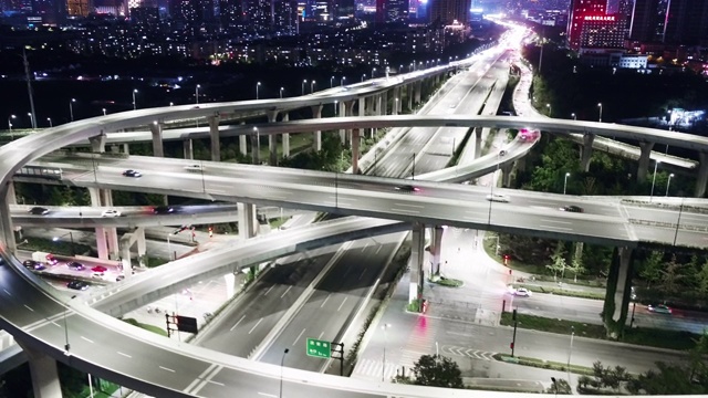 夜间繁忙路口鸟瞰图视频素材