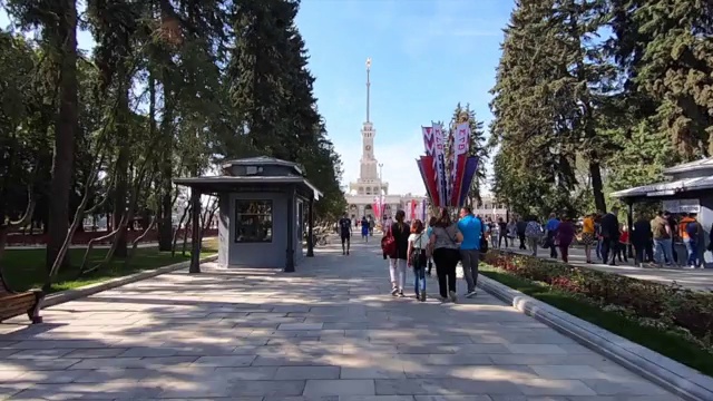 在一个阳光明媚的日子里，POV timelapse带领人们走在翻新过的莫斯科北河车站广场上。全家去城市公园度假视频素材