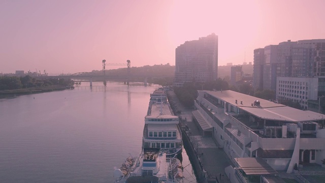 唐河上的小船和日落时的城市全景。罗斯托夫,俄罗斯。鸟瞰图视频素材