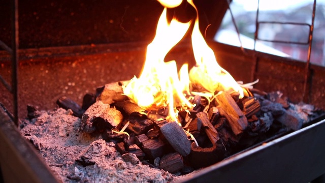 用木炭烧烤。准备烧烤，特写火焰视频素材