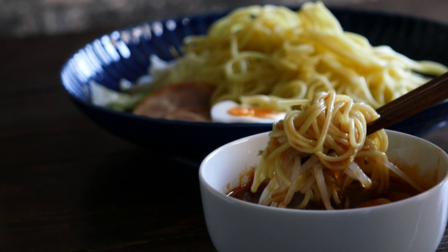 Hiroshima-style辣tsukemen。近距离视频浸泡面条在汤。视频素材