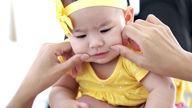 母亲躺在床上，生活方式让她的女儿站在她的脚上视频素材